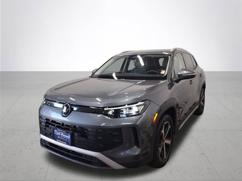 New 2025 Volkswagen Tiguan SE image 2