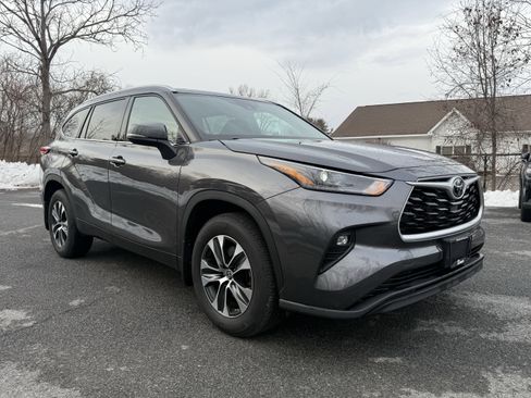 Used 2022 Toyota Highlander XLE image 15
