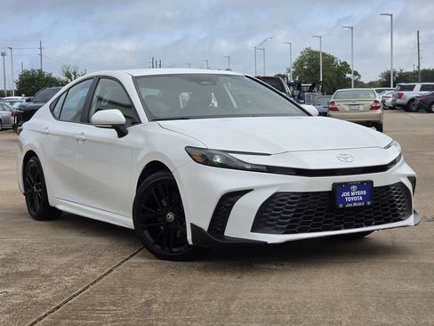Used 2025 Toyota Camry SE FWD image 2