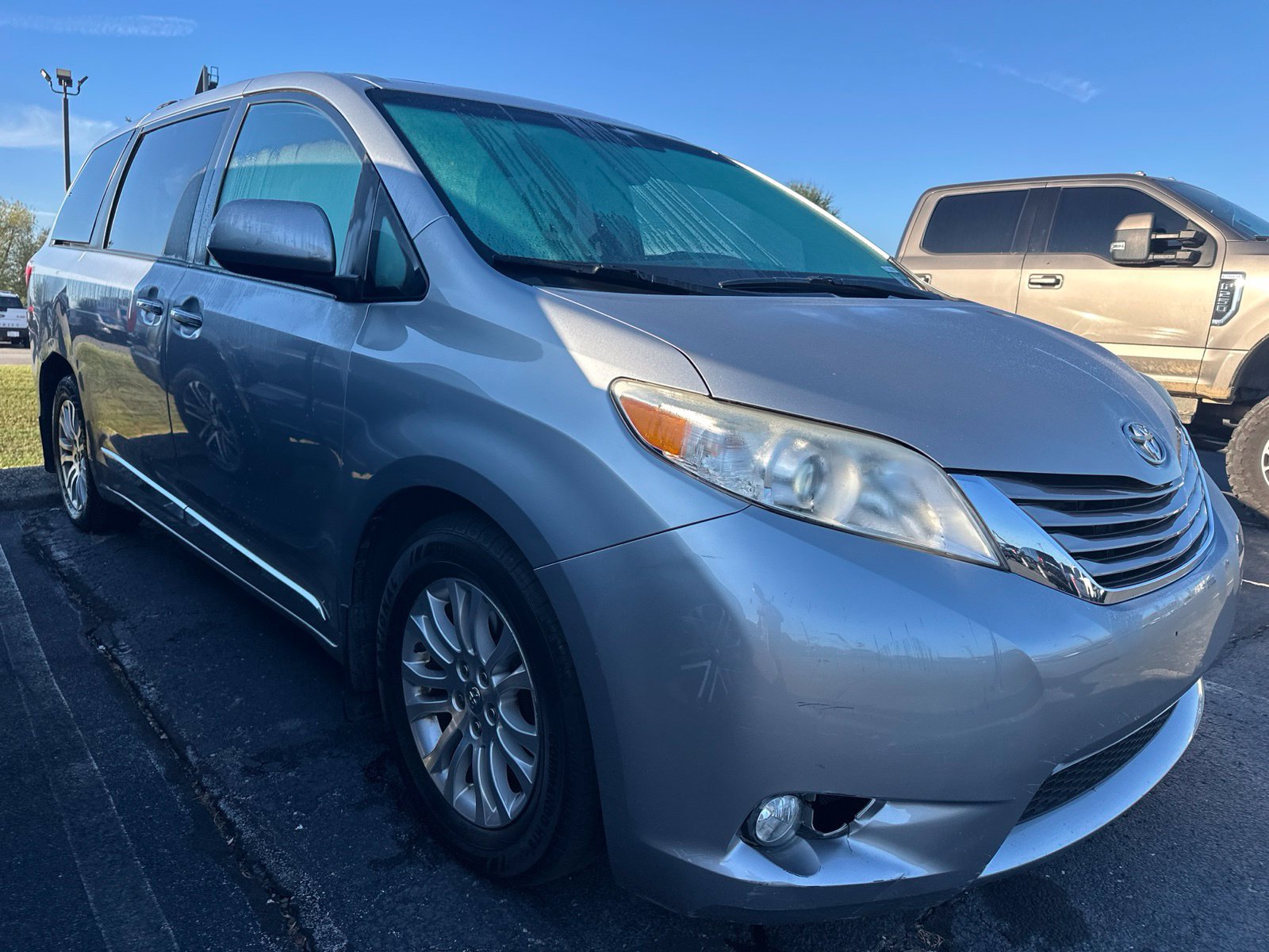 Used 2016 Toyota Sienna XLE w/ XLE Navigation Package FWD image 3