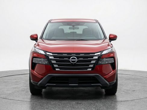 Used 2025 Nissan Rogue SV image 2