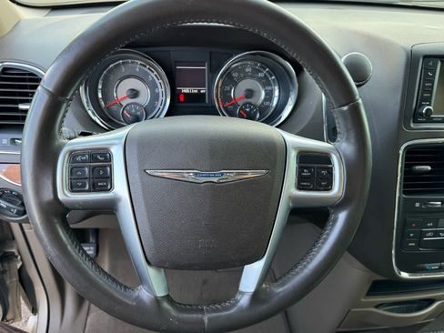 Used 2013 Chrysler Town & Country Touring image 12