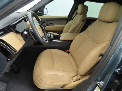 Used 2025 Land Rover Range Rover Sport SE image 19