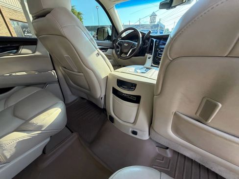 Used 2016 Cadillac Escalade Premium image 30