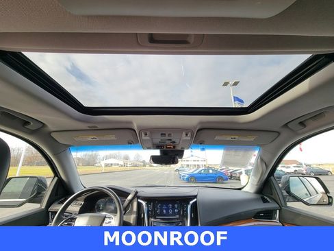 Used 2017 Cadillac Escalade Premium Luxury image 3