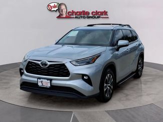 Used 2021 Toyota Highlander XLE FWD video 1