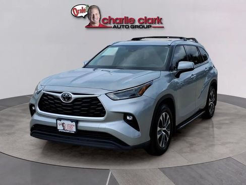 Used 2021 Toyota Highlander XLE FWD image 1