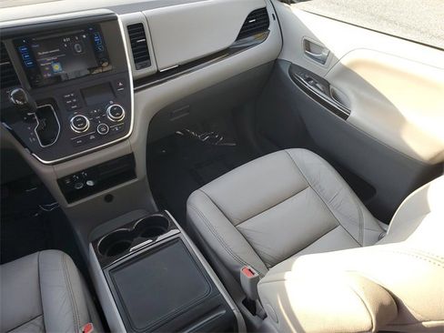 Used 2016 Toyota Sienna XLE Premium image 16