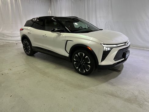 Certified 2025 Chevrolet Blazer EV RS image 2