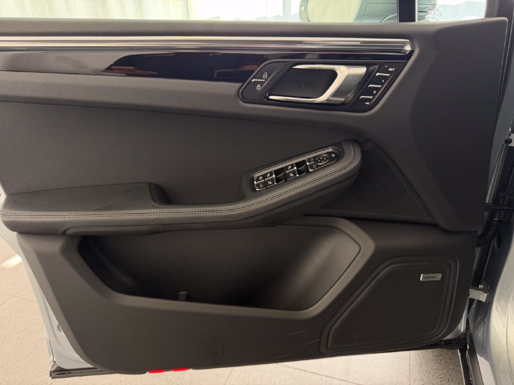 Certified 2026 Porsche Macan AWD/4WD image 15