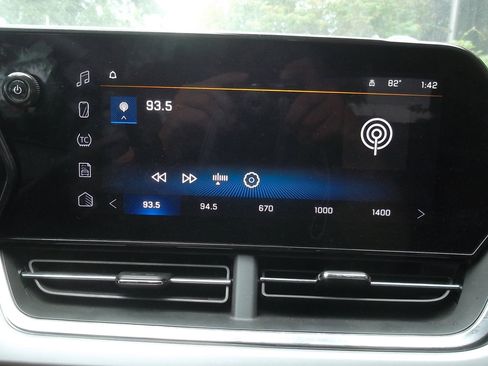 Used 2025 Chevrolet Trax LT w/ LT Convenience Package image 15