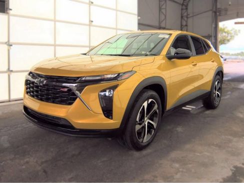 Used 2025 Chevrolet Trax RS FWD image 2