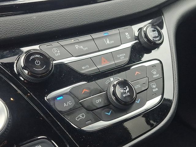 Used 2025 Chrysler Pacifica Select FWD image 15