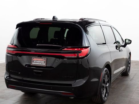 Used 2026 Chrysler Pacifica Limited w/ S Appearance Package FWD image 19