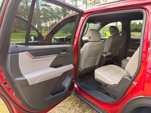 Used 2026 GMC Acadia Elevation w/ Elevation Premium Package FWD image 23