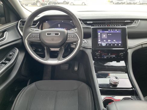 Used 2023 Jeep Grand Cherokee L Laredo image 15