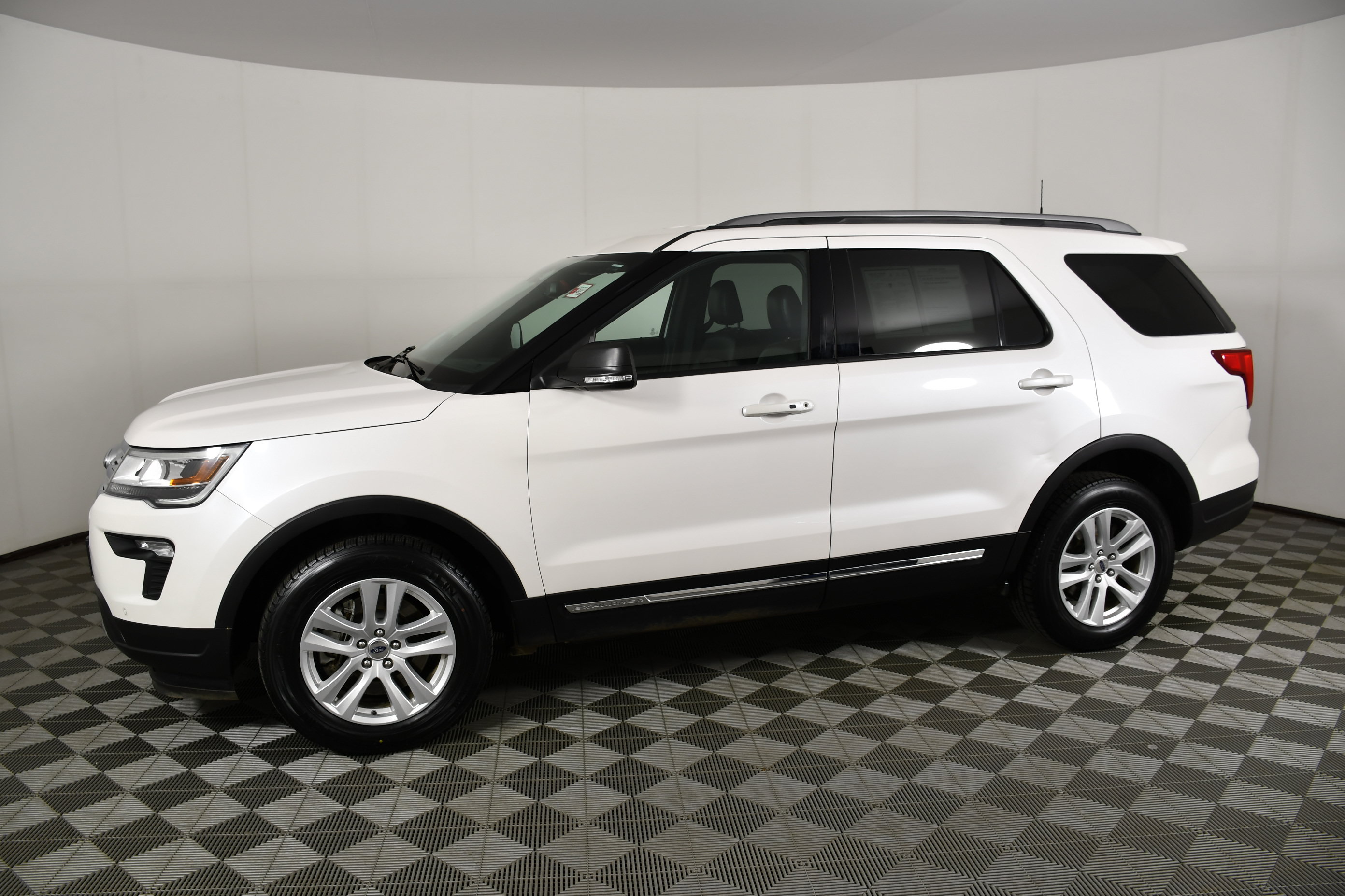 Used 2019 Ford Explorer XLT w/ Equipment Group 202A AWD/4WD image 9