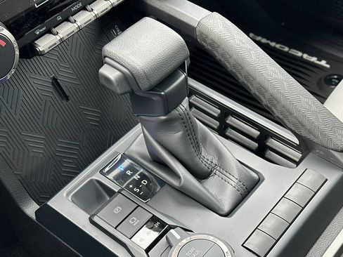 Certified 2025 Toyota Tacoma SR5 AWD/4WD image 19