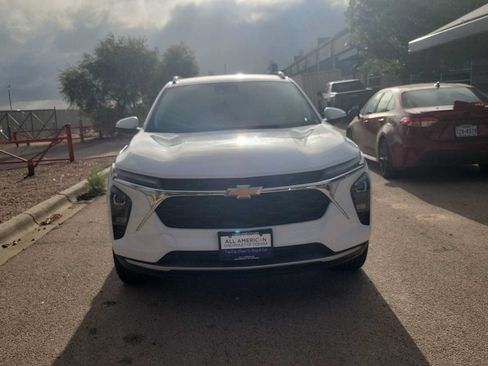 Used 2025 Chevrolet Trax LT w/ LT Convenience Package FWD image 3