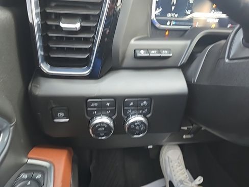 Used 2025 GMC Sierra 2500 Denali Ultimate image 21