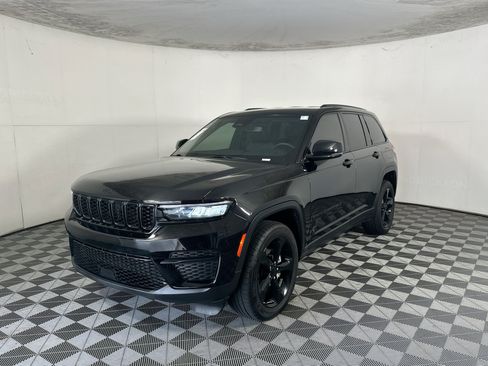 Used 2023 Jeep Grand Cherokee Altitude RWD image 7
