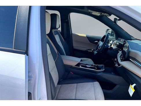 New 2026 Chevrolet Equinox ACTIV w/ Safety and Technology Package AWD/4WD image 11