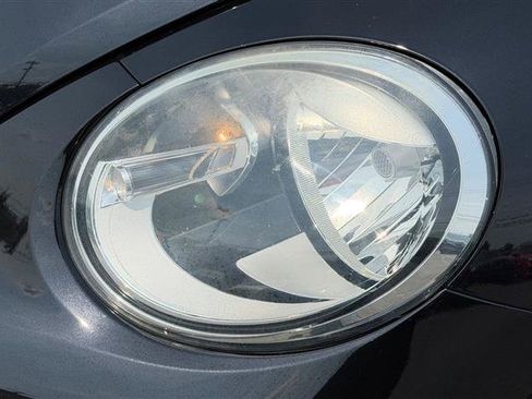 Used 2018 Volkswagen Beetle 2.0T FWD image 12