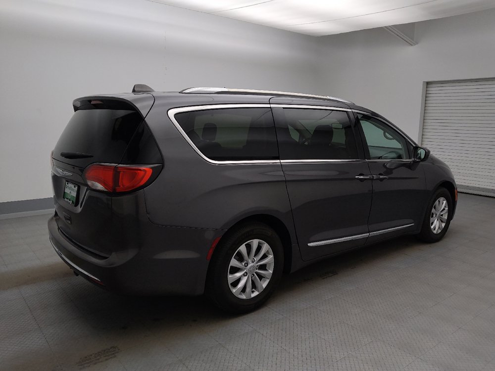 Used 2019 Chrysler Pacifica Touring-L FWD image 10