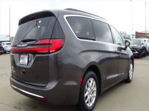 Used 2022 Chrysler Pacifica Touring-L image 6