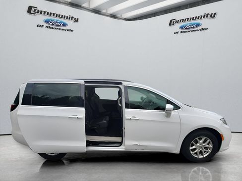 Used 2022 Chrysler Pacifica Touring-L FWD image 32