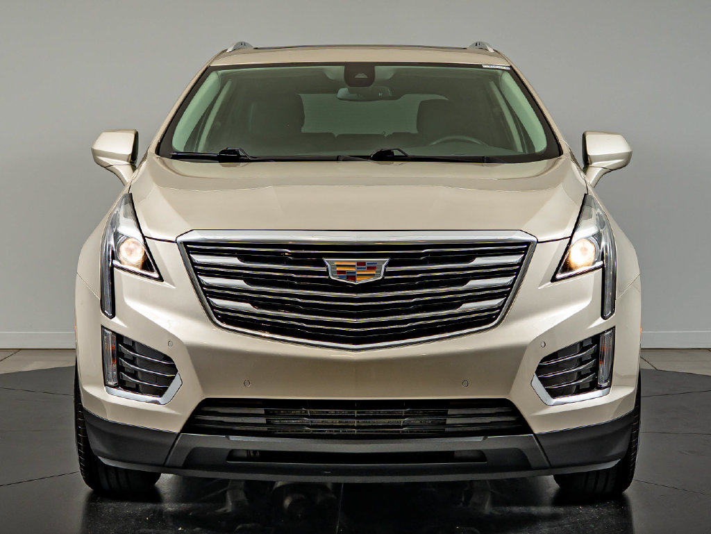 Used 2017 Cadillac XT5 Luxury w/ Driver Awareness Package FWD image 2