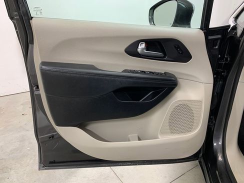 Used 2020 Chrysler Pacifica Limited image 17