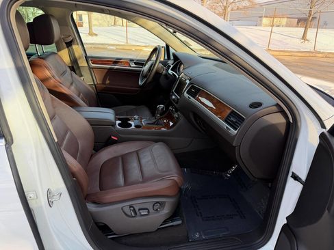 Used 2013 Volkswagen Touareg Sport image 18