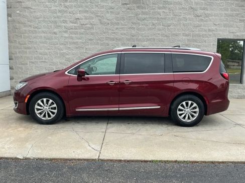 Used 2018 Chrysler Pacifica Touring-L Plus FWD image 7
