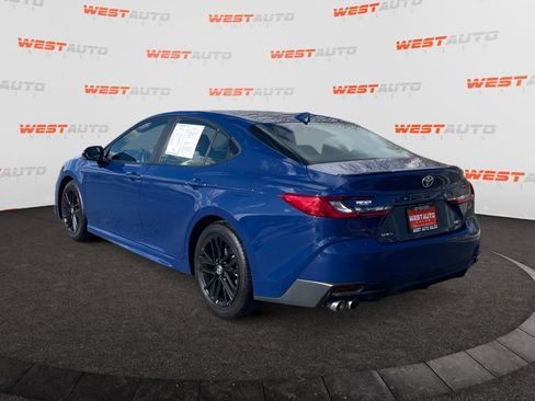 Used 2025 Toyota Camry SE image 3