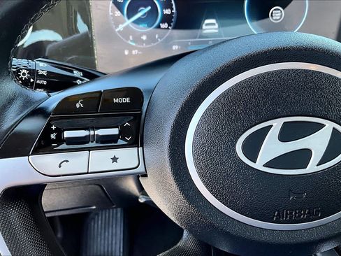 Used 2025 Hyundai Elantra Limited FWD image 23