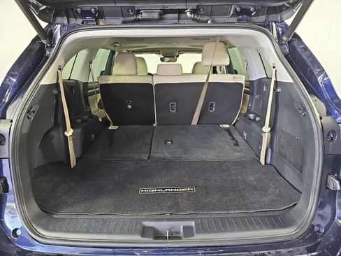 Used 2020 Toyota Highlander XLE AWD/4WD image 12