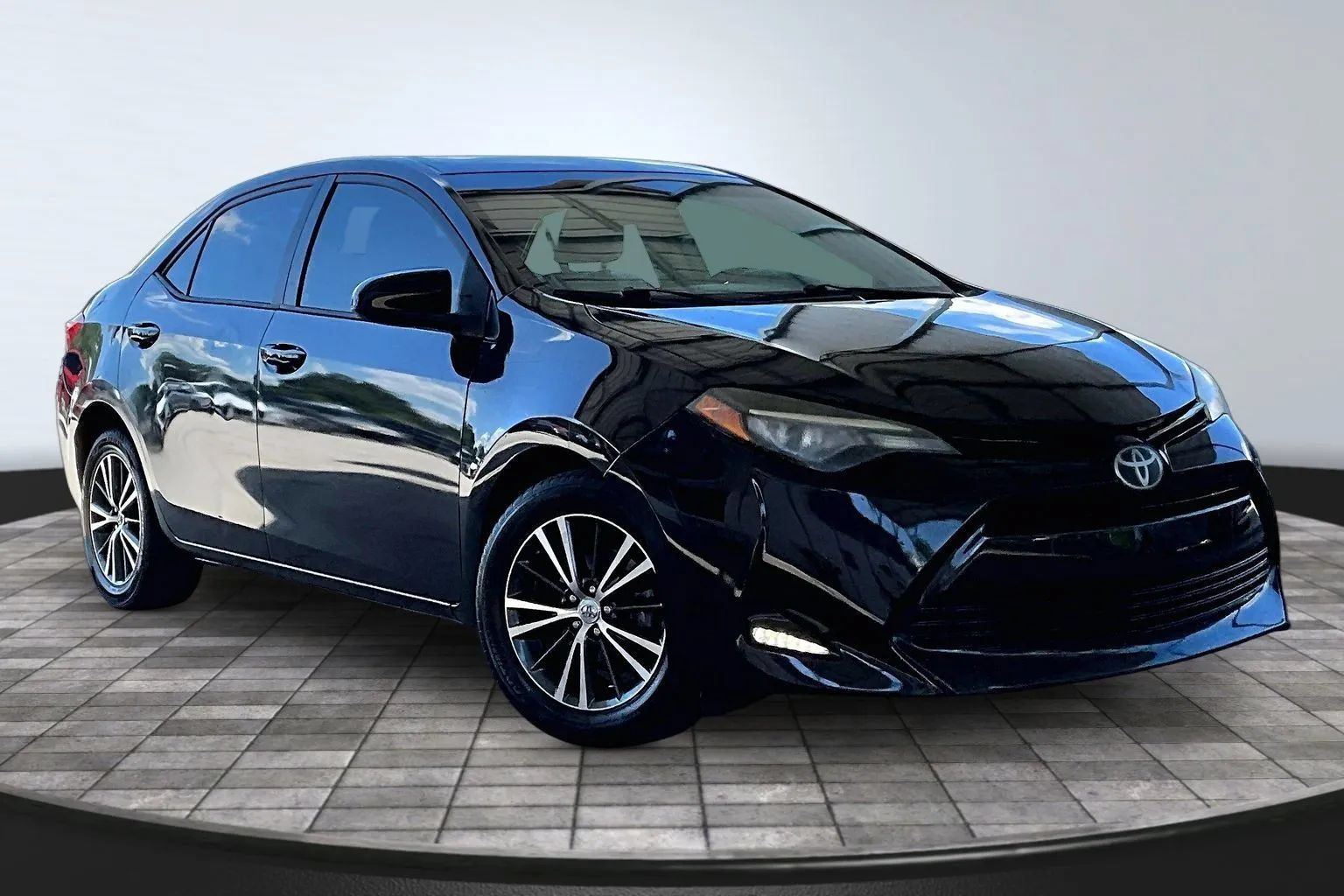 Used 2017 Toyota Corolla LE w/ LE Premium Package w/Moonroof FWD image 3
