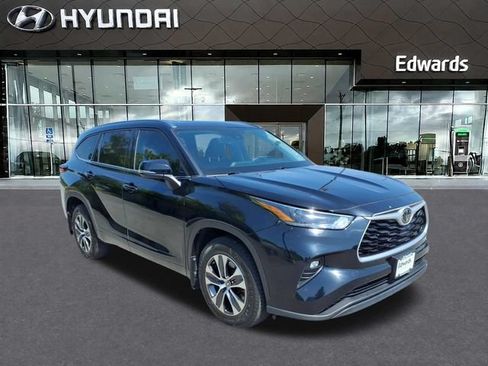 Used 2021 Toyota Highlander XLE AWD/4WD image 5
