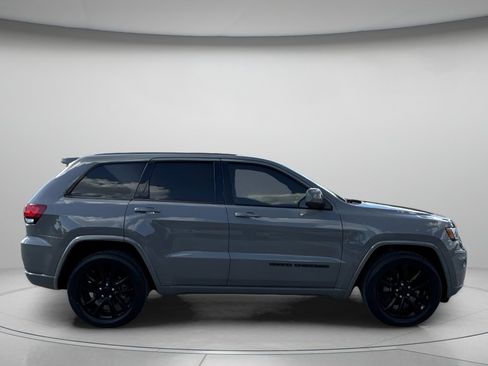Used 2019 Jeep Grand Cherokee Altitude RWD image 2