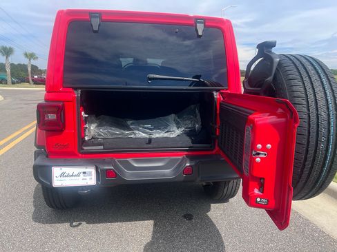 Used 2025 Jeep Wrangler Sahara image 7