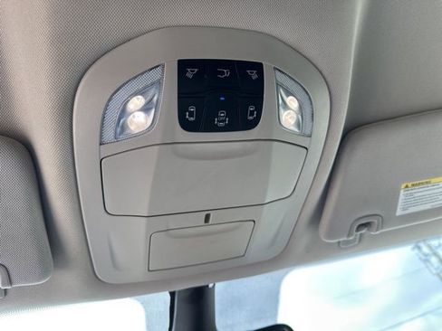 Used 2023 Chrysler Pacifica Touring-L image 15