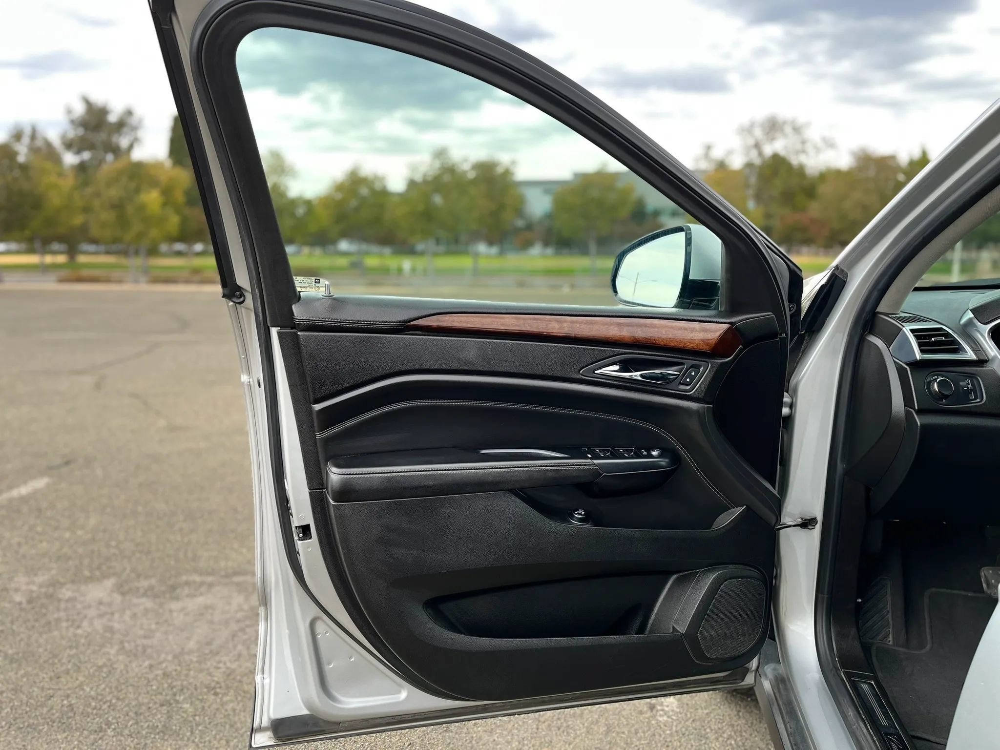 Used 2014 Cadillac SRX Luxury w/ Driver Awareness Package AWD/4WD image 9