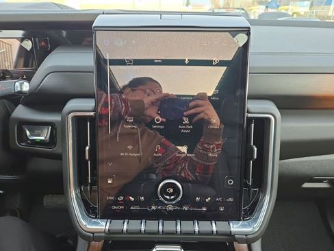 Used 2025 GMC Yukon XL Denali w/ Denali Reserve Package image 26