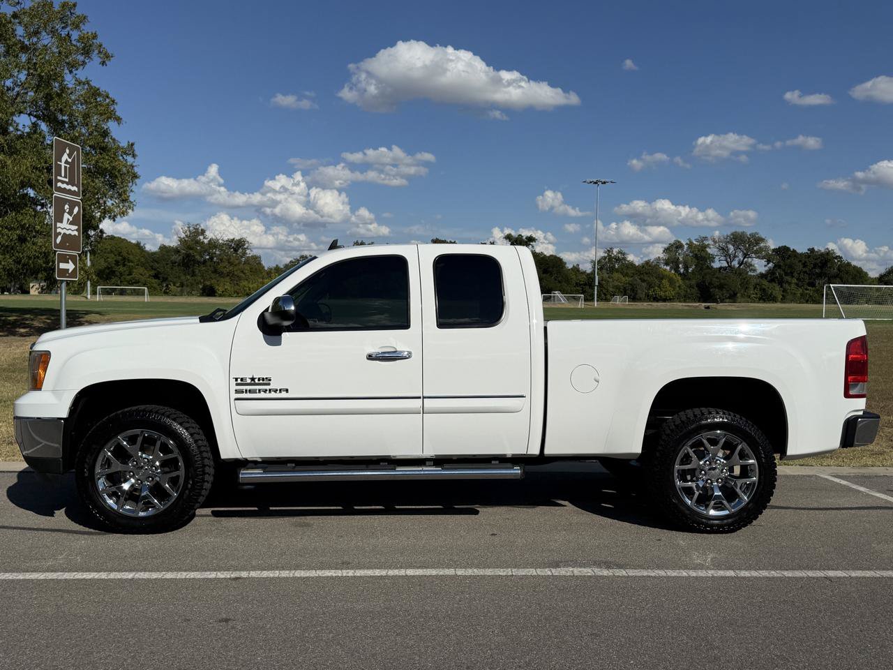 Used 2010 GMC Sierra 1500 SLE w/ Texas Edition RWD image 6