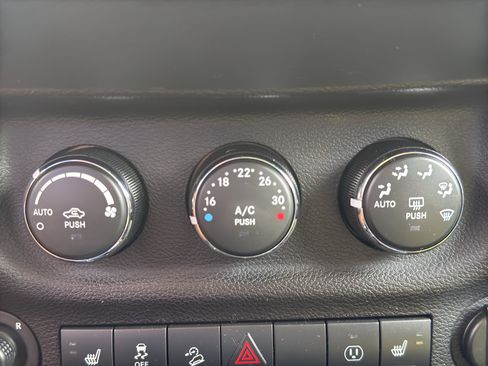 Used 2018 Jeep Wrangler Unlimited Sahara w/ Dual Top Group AWD/4WD image 17