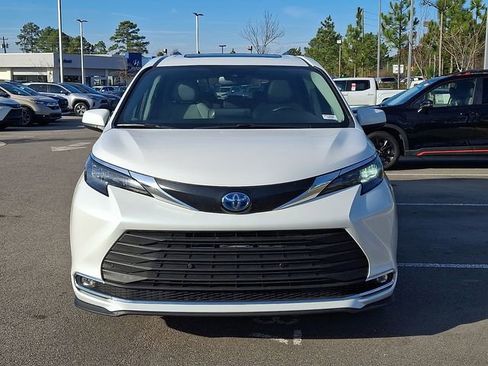 Used 2024 Toyota Sienna XLE image 2