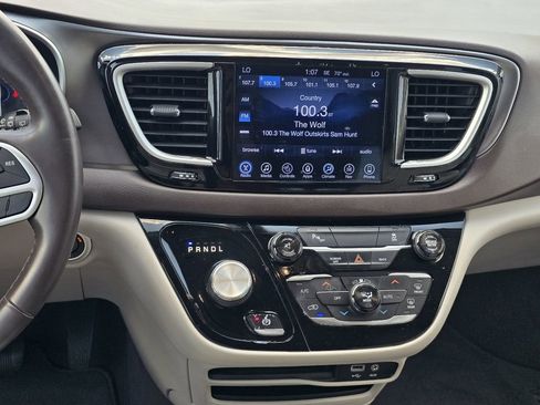 Used 2017 Chrysler Pacifica Touring-L FWD image 17