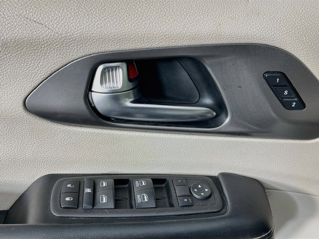 Used 2021 Chrysler Pacifica Touring-L FWD image 22