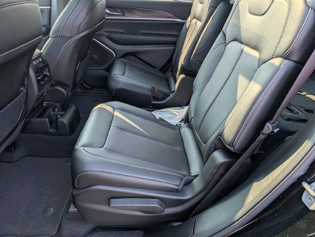 Used 2026 Jeep Grand Cherokee L Limited w/ Limited Altitude Package RWD image 27